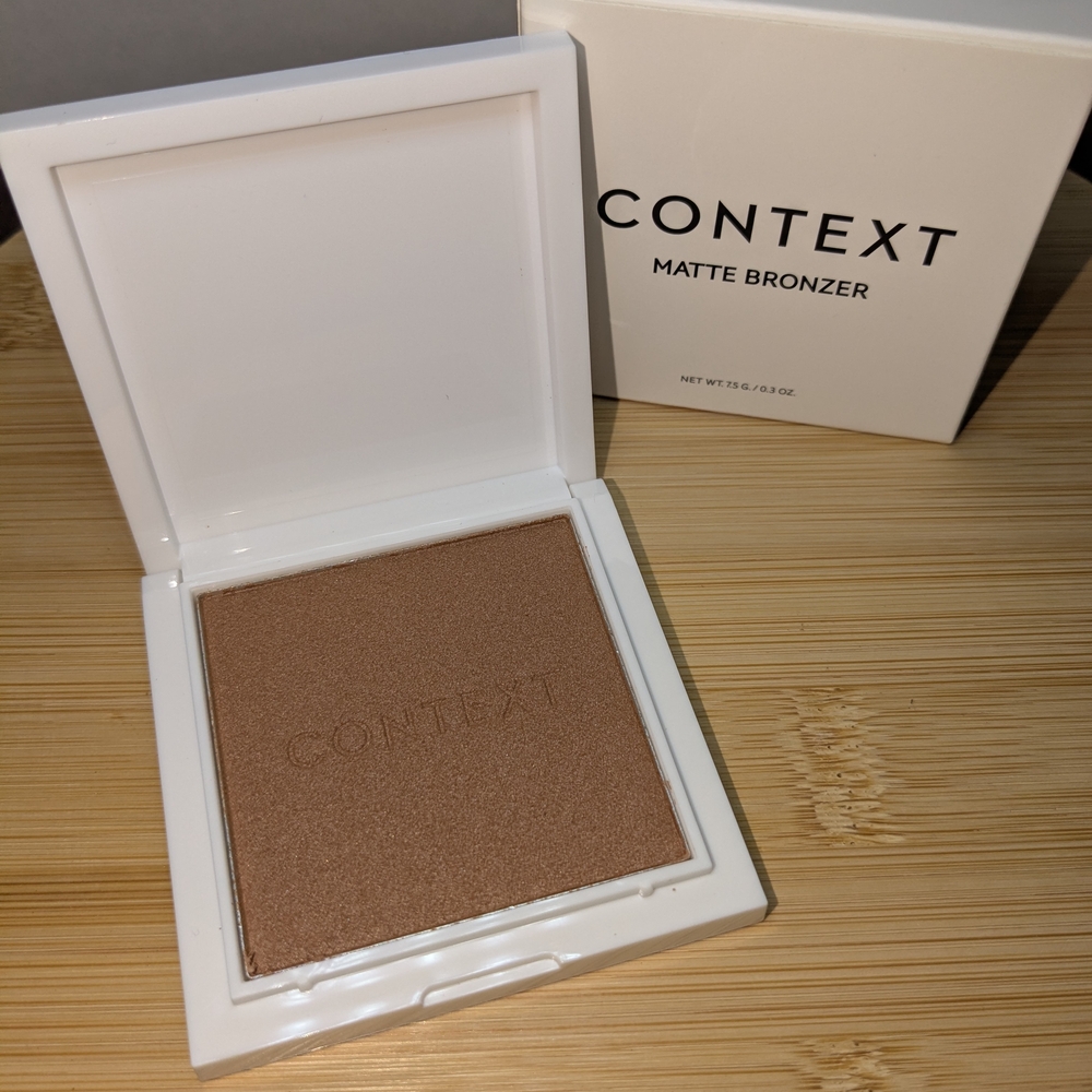 Context Bronzer in White Compact